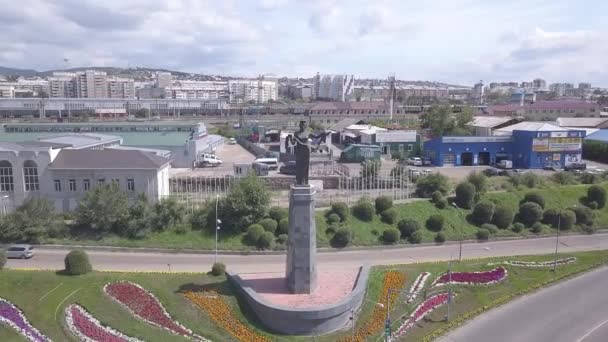 ロシア、ウラン・ウデ。おもてなしのブリヤート。記念碑彫刻。セレンガ川の岸に設置された。4K — ストック動画