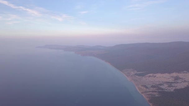 Ρωσία, λίμνη Baikal, νήσος Olkhon, ηλιοβασίλεμα πάνω από το μικρό κόλπο της θάλασσας. Κέιπ Σαγκάν-Κουσούν. 4K — Αρχείο Βίντεο