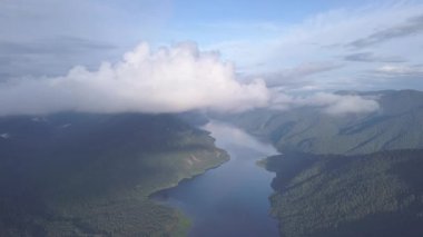 Teletskoye Gölü 'nün panoramik manzarası bulutlara tırmanıyor. Rusya, Altai. Ormanlarla kaplı dağlar. 4K