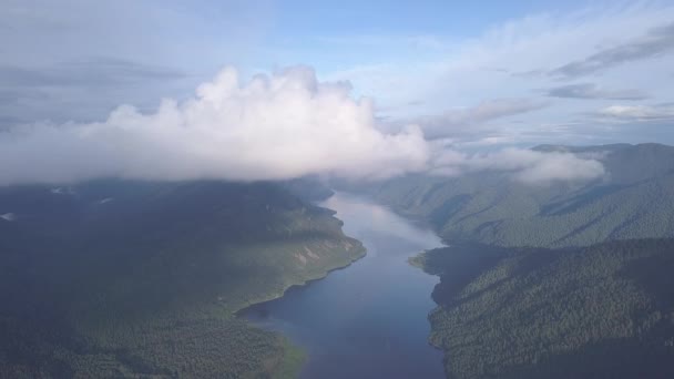 Панорамный вид на озеро Телецкое, восхождение на облака. Россия, Алтай. Горы, покрытые лесами. 4K — стоковое видео