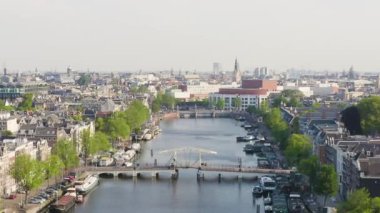 Dolly zoom. Amsterdam, Hollanda. Şehrin çatılarında uçuyor. Amstel Nehri, Amstel Kapıları