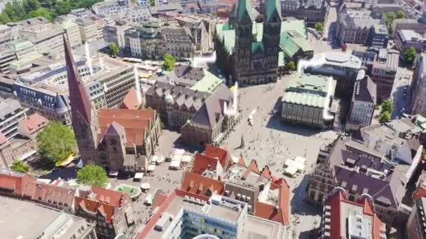 Bremen, Alemania. Plaza del Mercado de Bremen (Bremer Marktplatz), Catedral de Bremen (St. Petri Dom Bremen). Vista en vuelo. 4K — Vídeo de stock