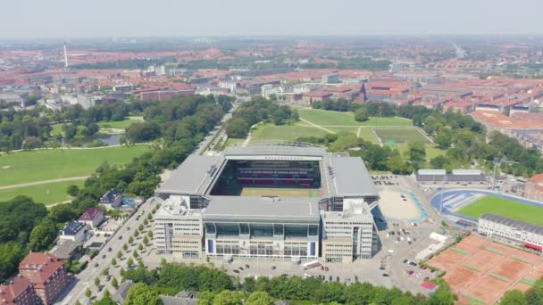 Ντόλι ζουμ. Κοπεγχάγη, Δανία. Parken Stadium (Telia Parken) είναι ένα γήπεδο στην Κοπεγχάγη. Τόπος διεξαγωγής αγώνων UEFA Euro 2020. Αεροφωτογραφία — Αρχείο Βίντεο