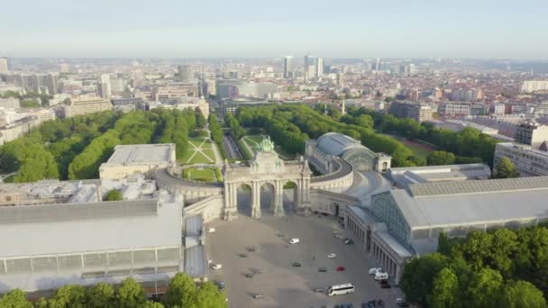 Dolly zoom. Bruselas, Bélgica. Parque del Cincuentenario. Park Senkantoner. El Arco del Triunfo de Bruselas (Puerta de Bruselas) — Vídeo de stock