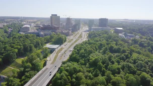 Люксембург, авеню Джон Ф. Кеннеді, район з сучасними хмарочосами. Поштовий руж. 4K — стокове відео