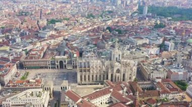 Dolly zoom. Milan, İtalya. Şehrin havadan manzaralı çatıları. Spiers Milan Katedrali. Bulutlu hava.