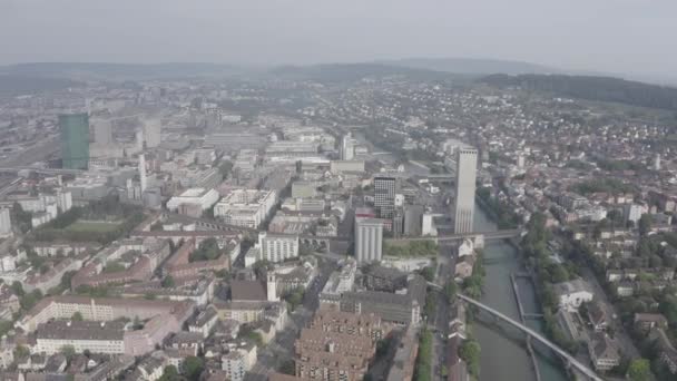 Zurich, Suiza. Panorama de la ciudad desde el aire. Zona de Gewerbeschule, río Limmat. 4K — Vídeo de stock