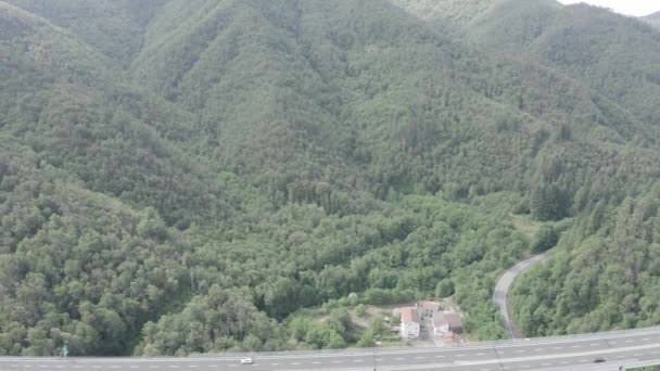 Italie, Province de La Spezia, A12. Route européenne E80 (autoroute transeuropéenne ou TEM). Section de montagne avec ponts et tunnels. 4K — Video