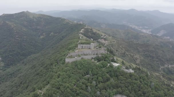 Génova, Italia. Forte Sperone es un punto clave de las fortificaciones genovesas del siglo XIX y se encuentra en la cima de la Mura Nuove. 4K — Vídeos de Stock