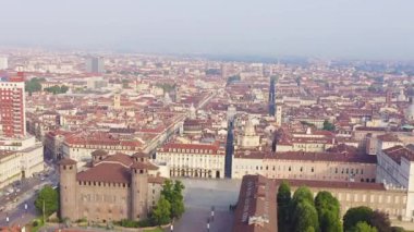 Dolly zoom. Torino, İtalya. Şehrin üzerinde uçuş. Tarihi merkez, üst görünüm. Castle Meydanı