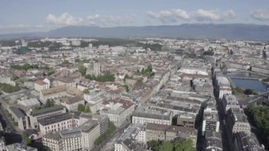 Cenevre, İsviçre. Sabah saatlerinde şehrin merkez kısmının üzerinde uçuyorlar. 4K