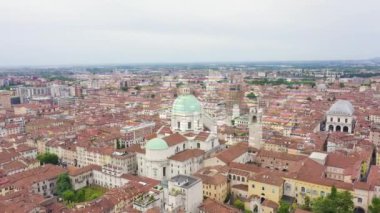 Brescia, İtalya. Santa Maria Assunta Katedrali. Bulutlu havada şehrin üzerinde uçmak. 4K