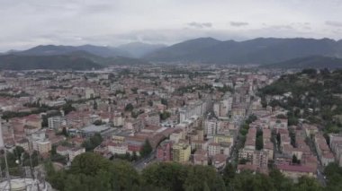 Brescia, İtalya. Castello di Brescia. Bulutlu havada şehrin üzerinde uçmak. 4K