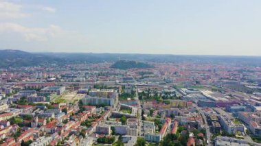 Graz, Avusturya. Tarihi şehir merkezi hava manzarası. Schlossberg Dağı (Castle Hill). 4K