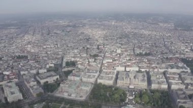Viyana, Avusturya. Viyana 'nın tarihi şehir merkezinde uçuş. Parklar ve saraylar. 4K