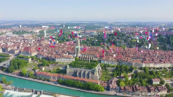 Bern, İsviçre. Tarihi şehir merkezi, genel görüş, nehir. 4K — Stok video