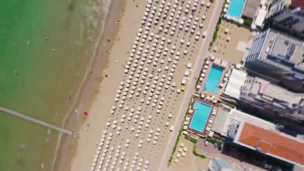 Itália, Jesolo. Lido di Jesolo, ou Jesolo Lido, é a área de praia da cidade de Jesolo, na província de Veneza. 4K — Vídeo de Stock