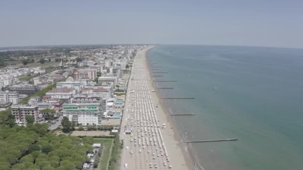 Itália, Jesolo. Lido di Jesolo, ou Jesolo Lido, é a área de praia da cidade de Jesolo, na província de Veneza. 4K — Vídeo de Stock