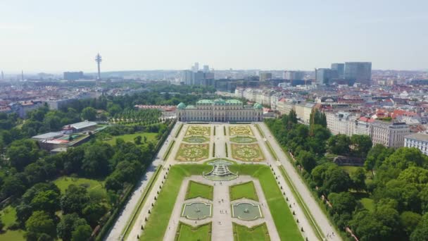 Vienna, Austria. Belvedere è un complesso di palazzi barocchi a Vienna. Costruito da Lucas von Hildebrandt all'inizio del XVIII secolo. 4K — Video Stock
