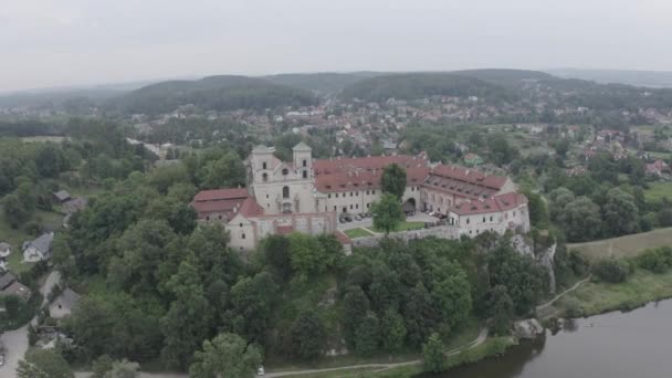 Krakow, Polonya. Vistula Nehri kıyısındaki Benedictine Abbey (Tynets). Benedikt manastırı 1044 yılında kuruldu. 4K — Stok video