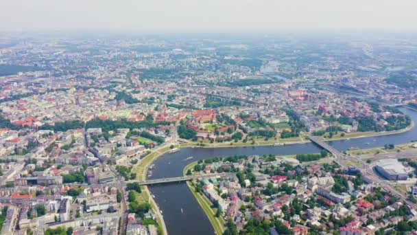 Krakkó, Lengyelország. Wawel kastély. Hajók a Visztula folyón. Kilátás a történelmi központ. 4K — Stock videók