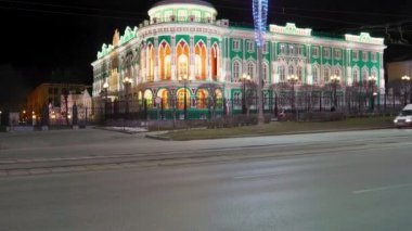 Ekaterinburg, Rusya. Sevastyanov ve şehrin merkezi caddesi Lenin Prospect 'tir. Baharın başında gece şehri. 4K