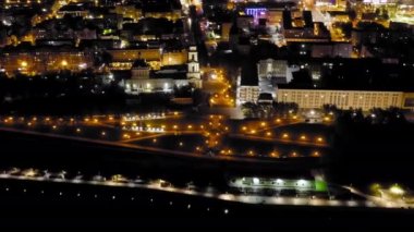 Perma, Rusya. Sokak - Perm şehrinde Komsomolsky Prospect ve Kama Nehri Embankment. Gece şehri, hava manzarası. 4K