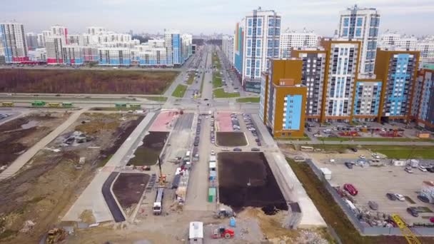 Jekaterinburg, Russland. Bau einer Brücke über den Fluss. Neues Baugebiet - Akademicheskiy (Akademisch). 4K — Stockvideo