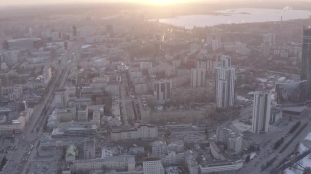 俄罗斯叶卡捷琳堡。市中心，摩天大楼。早春日落时间。标志和广告模糊不清.4K — 图库视频影像