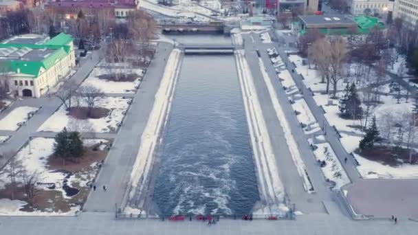 Dolly zoomen. Ekaterinburg, Rusland. Het centrum. Iset River, wandelgebied. Vroeg voorjaar. Zonsondergang — Stockvideo