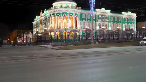 ロシアのエカテリンブルク。セヴァスタニコフの家と街の中心街はレーニン展望台である。早春の夜の街。4K — ストック動画