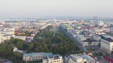 Kazan, Rusya. Sabahın erken saatlerinde Kazan şehir merkezinin hava görüntüsü. Kremlin, Kara Göl Şehri. 4K