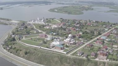 Sviyazhsk, Rusya. Sviyazhsk Adası 'nın havadan görünüşü. 4K