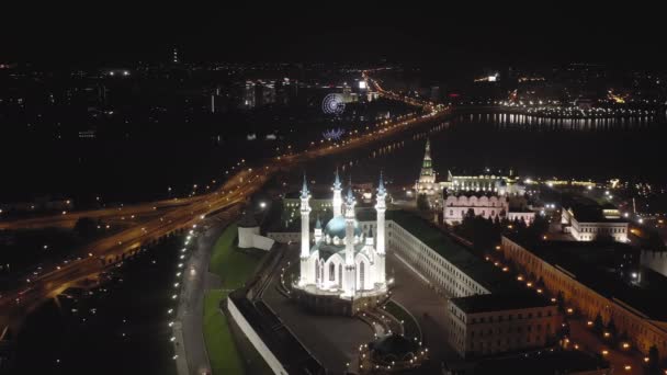 Kazan, Ryssland. Kul Sharif moskén. Flygfoto över Kazan Kreml. Nattetid. 4K — Stockvideo