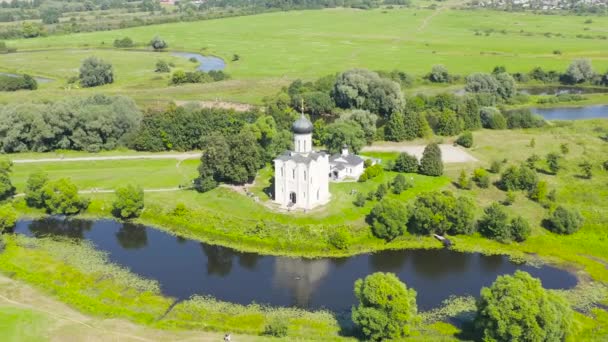 Russia, Bogolyubovo. Aerial view of Church of the Intercession on the Nerl. Orthodox church and a symbol of medieval Russia. 4K — Stock Footage Russia, Bogolyubovo. Aerial view of Church of the Intercession on the Nerl. Orthodox church and a symbol of medieval Russia. 4K Stock Footage