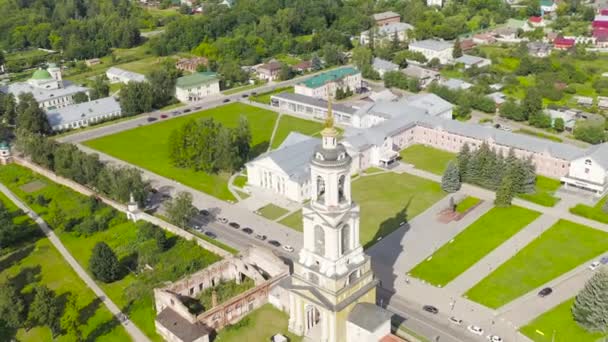 Suzdal, Rusko. Let. Rizopolozhenský klášter je jedním z nejstarších klášterů v Rusku, který byl založen v roce1207. Reverend Bell Tower. 4K — Stock video