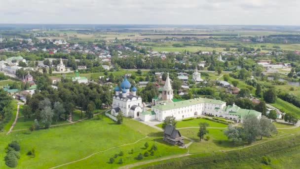 Suzdal, Ρωσία. Πτήση. Ο καθεδρικός ναός της Γέννησης της Θεοτόκου στο Suzdal - Ορθόδοξη εκκλησία στο έδαφος του Suzdal Κρεμλίνου. 4K — Αρχείο Βίντεο