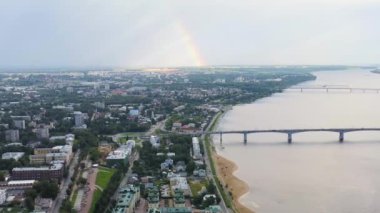 Kostroma, Rusya. Kostroma şehrinin tarihi merkezi üzerinde uçuş. Gökkuşağı ve Volga Nehri. 4K