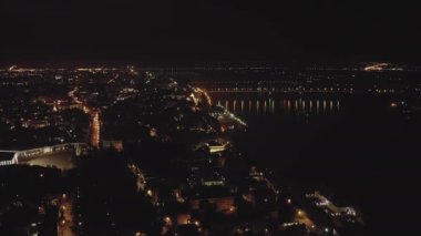 Yaroslavl, Rusya. Yaroslavl 'ın merkez bölgesinin havadan görüntüsü. Gece şehir ışıkları. 4K
