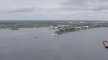 Rybinsk, Rusya. Gemi Volga Ana 'nın heykelinin yanından geçiyor. Sistem Rybinsk rezervuarını kilitliyor. 4K