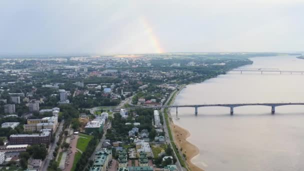 Kostroma, Rusko. Let nad historickým centrem města Kostroma. Duha a řeka Volha. 4K — Stock video
