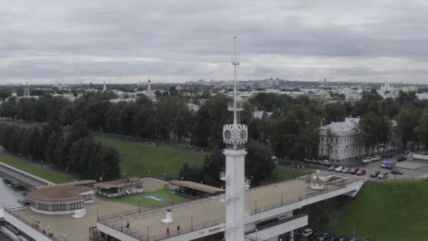 Rusia, Yaroslavl. Terraplén del río Volga, torre Volzhskaya. 4K — Vídeo de stock