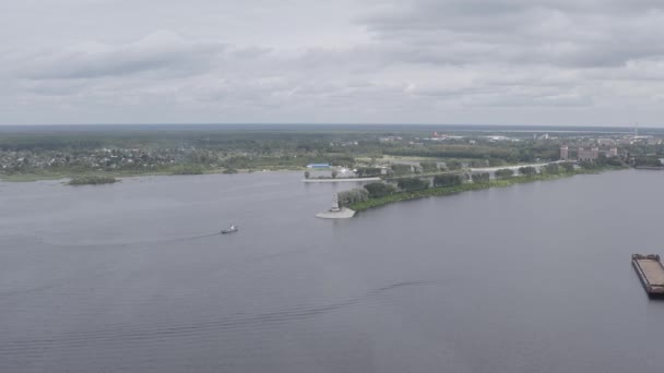 Rybinsk, Rusia. El barco pasa por delante de la estatua de la Madre Volga. El sistema bloquea el embalse Rybinsk. 4K — Vídeo de stock