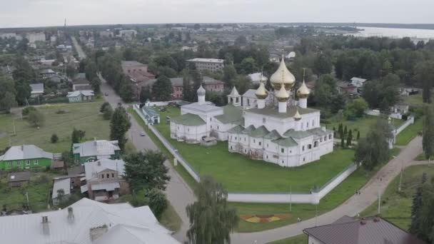 Uglich, Rusko. Klášter zmrtvýchvstání. Mužský klášter na břehu Volhy v Uglichu. 4K — Stock video