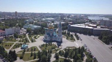 Kutsal Bakire Meryem 'in Varsayımının Katedrali, şehrin panoramik manzarası. Omsk, Rusya. 4K