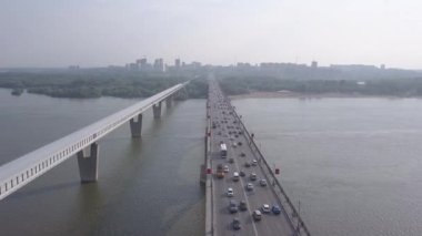 Metro Köprüsü ve Comal Köprüsü. Novosibirsk şehrinin panoraması. Ob nehrinin manzarası. - Rusya. 4K