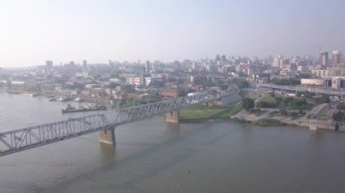 Novosibirsk 'teki ilk demiryolu köprüsü. Novosibirsk şehrinin panoraması. Ob nehrinin manzarası. - Rusya. 4K