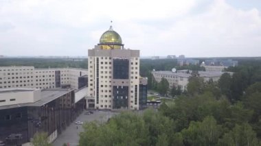 Novosibirsk Devlet Üniversitesi 'nin yeni ana binası. Novosibirsk, Rusya. Akademgorodok. 4K