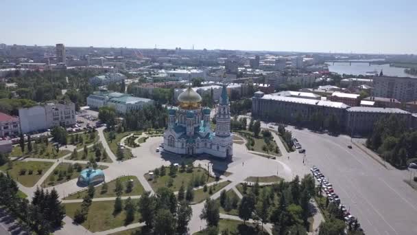 Catedral de la Asunción de la Santísima Virgen María, vistas panorámicas de la ciudad. Omsk, Rusia. 4K — Vídeos de Stock