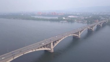 Ortak köprü. Tiyatro Meydanı. Şehir yönetimi. Krasnoyarsk şehrinin panoraması. - Rusya. 4K